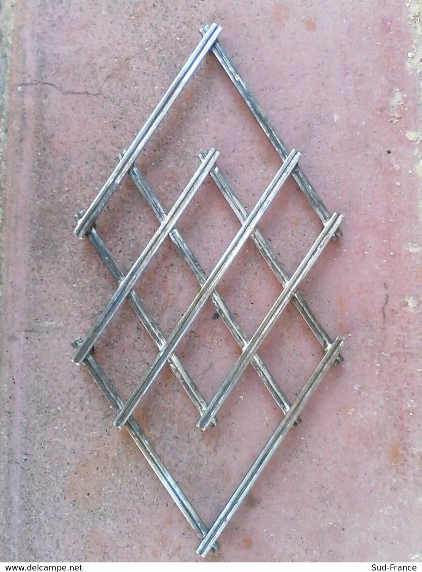 Stretchy flat rest in vintage silver metal