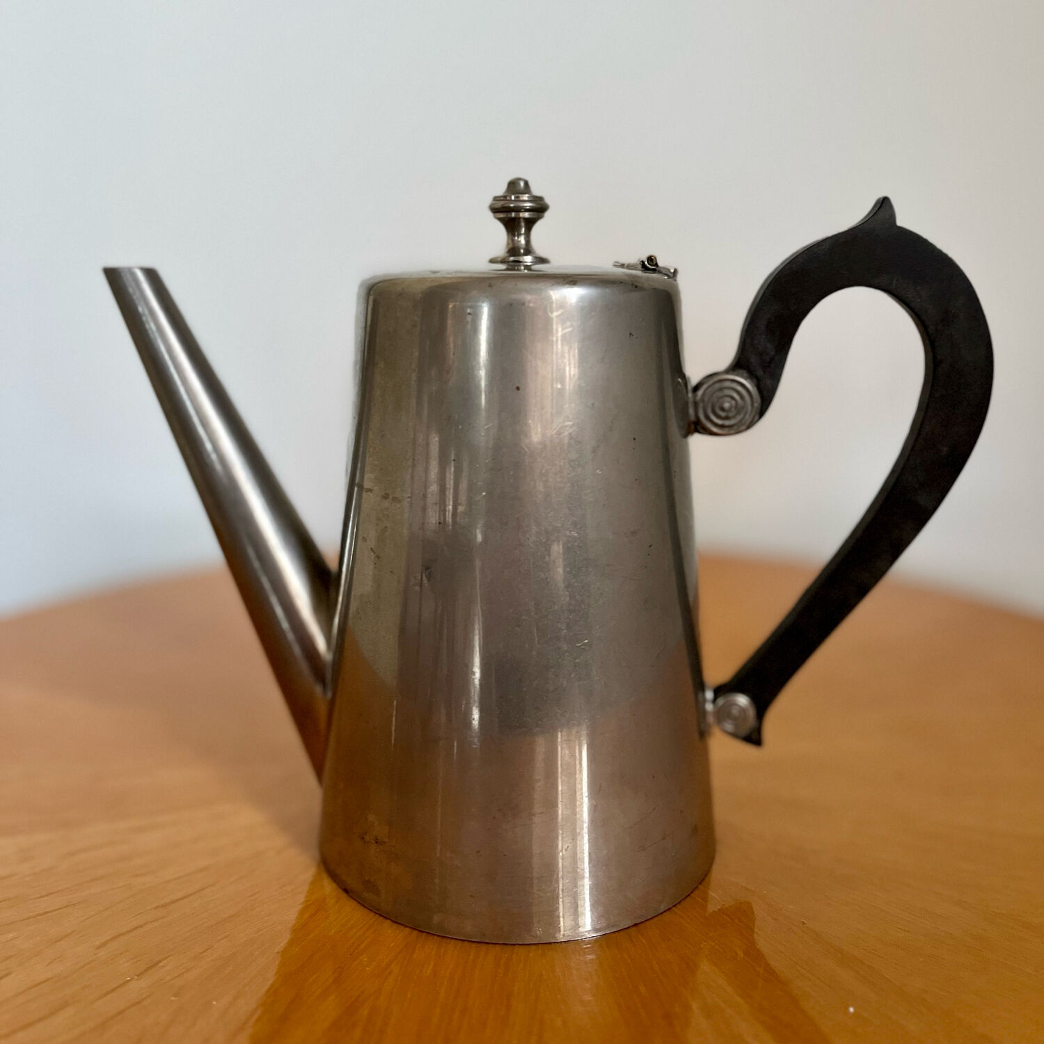 Cafetière Art Deco en métal argenté