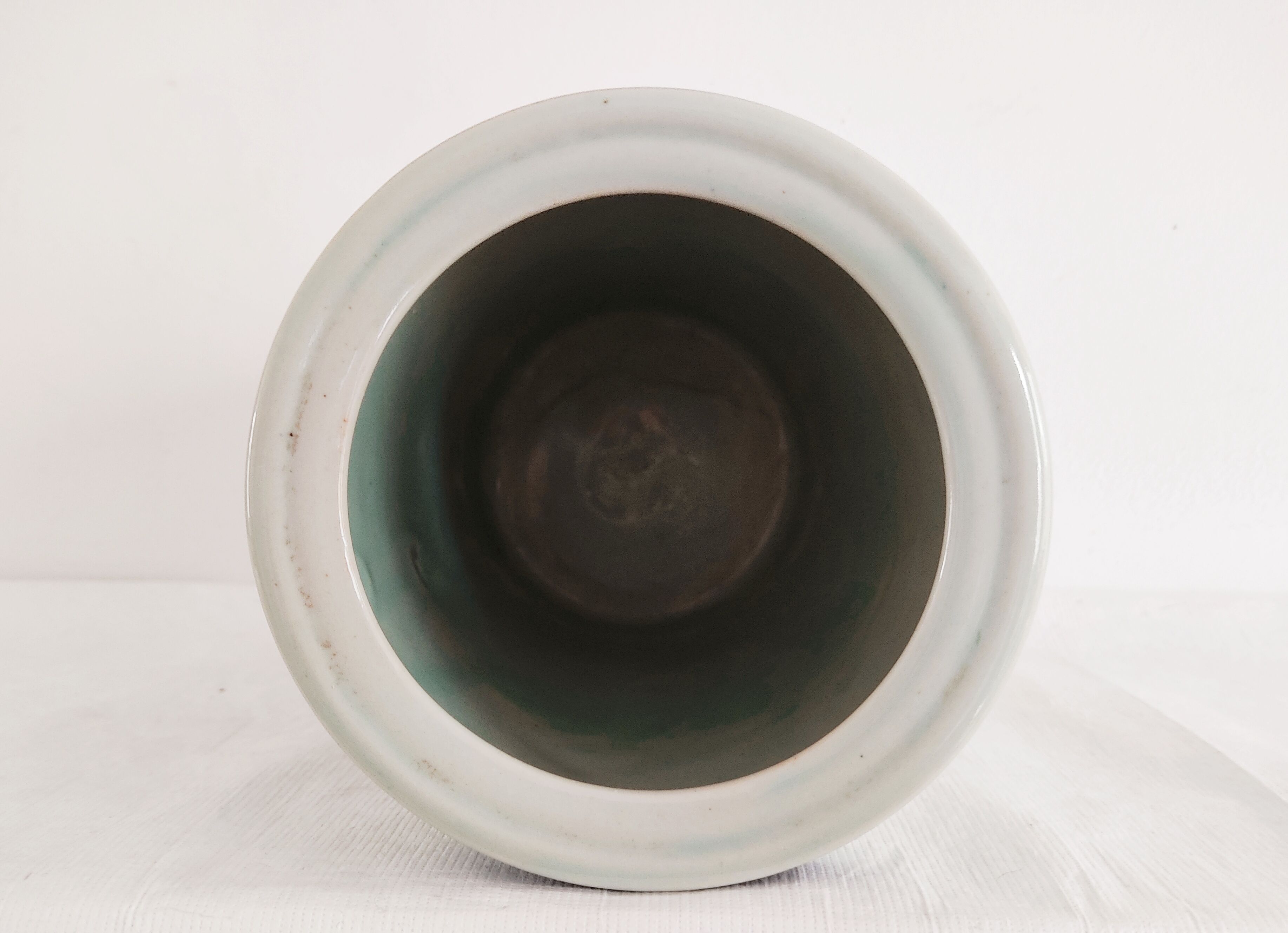 Vase rouleau porcelaine de Chine décor idéogrammes