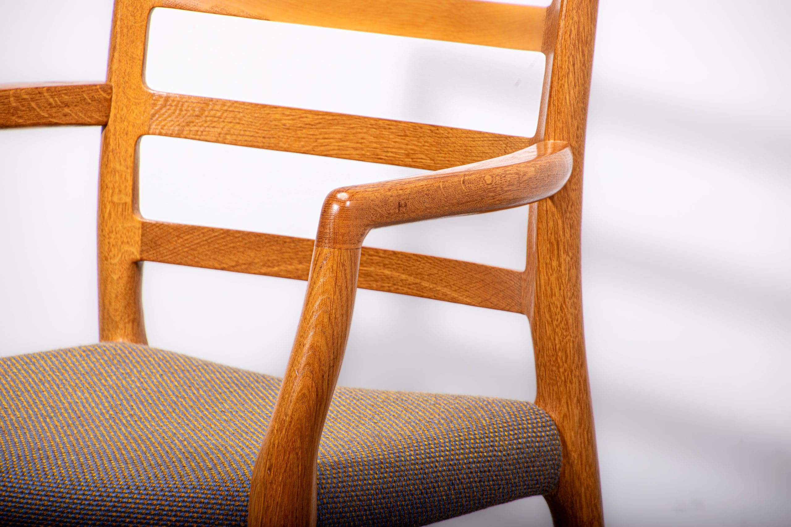 Fauteuils JL Moller modèle 68 en chêne avec tissu d'origine. Fabriqués au Danemark vers 1990.