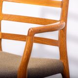 Fauteuils JL Moller modèle 68 en chêne avec tissu d'origine. Fabriqués au Danemark vers 1990.