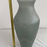 Grand vase en verre, Trait d'Union, teintes gris vert, décor de vase sablée, élégant et chic
