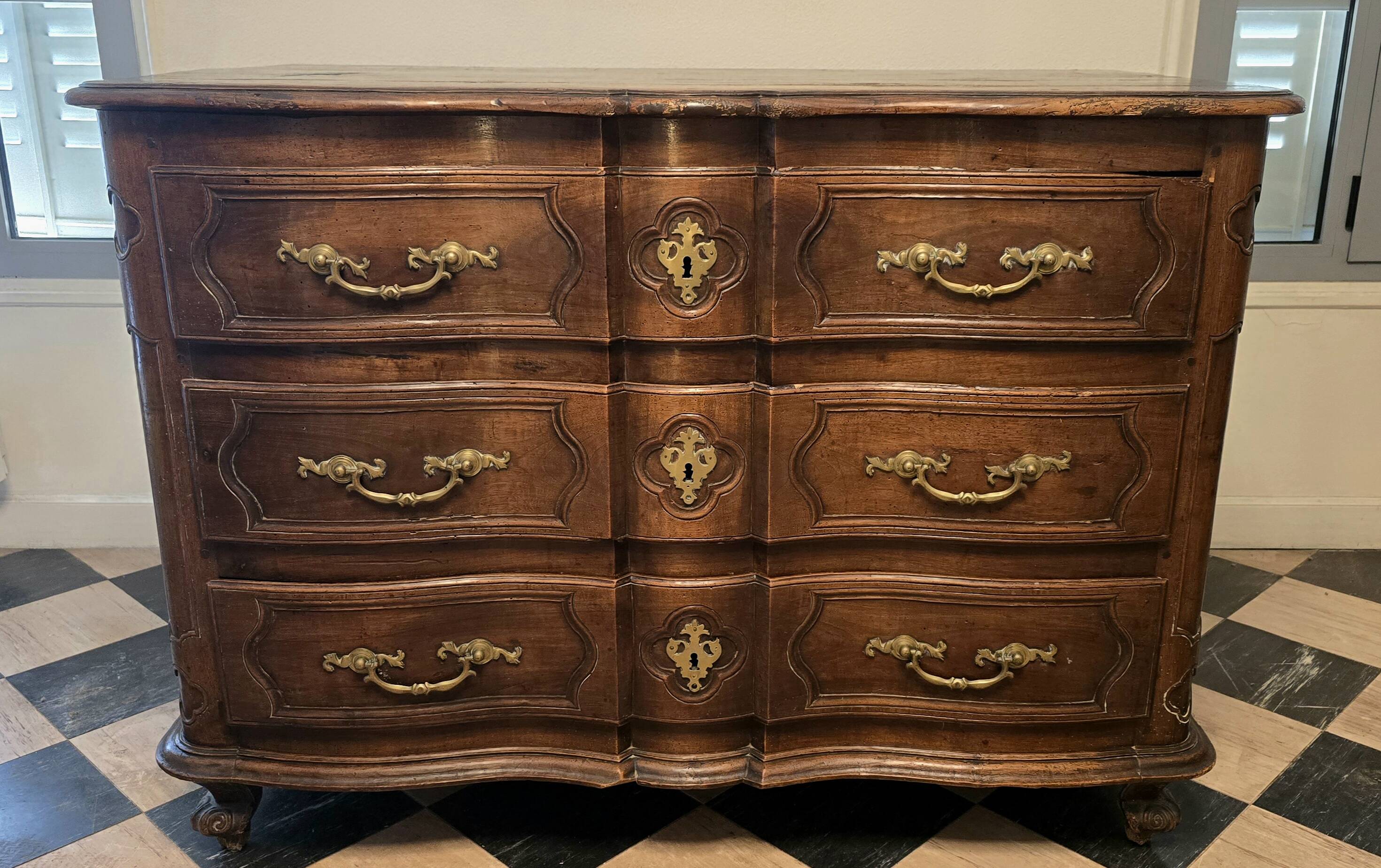 Crossbow chest of drawers in solid walnut, Louis XIV period – early 18th century