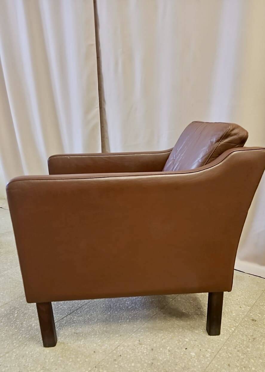 Fauteuil danois en cuir marron à dossier bas 1960