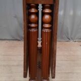 Drop-leaf table called “get leg”