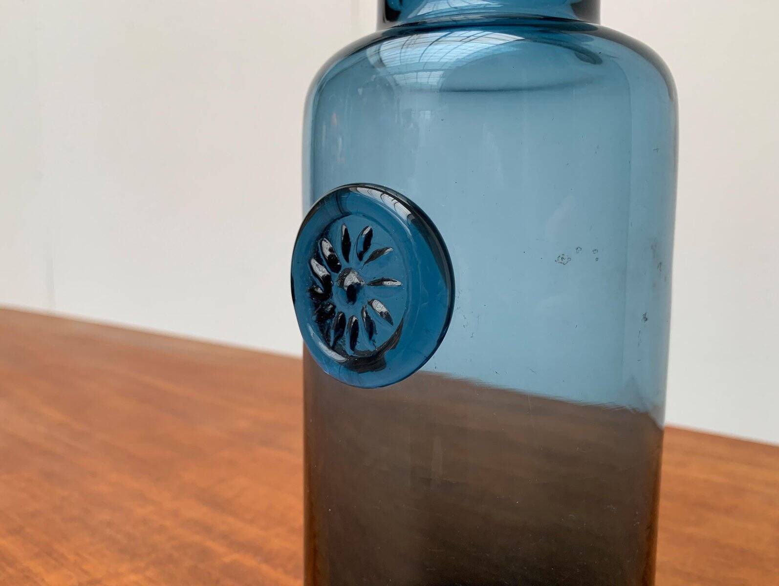 Vase en verre bleu vintage avec ornement de sceau
