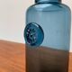 Vase en verre bleu vintage avec ornement de sceau