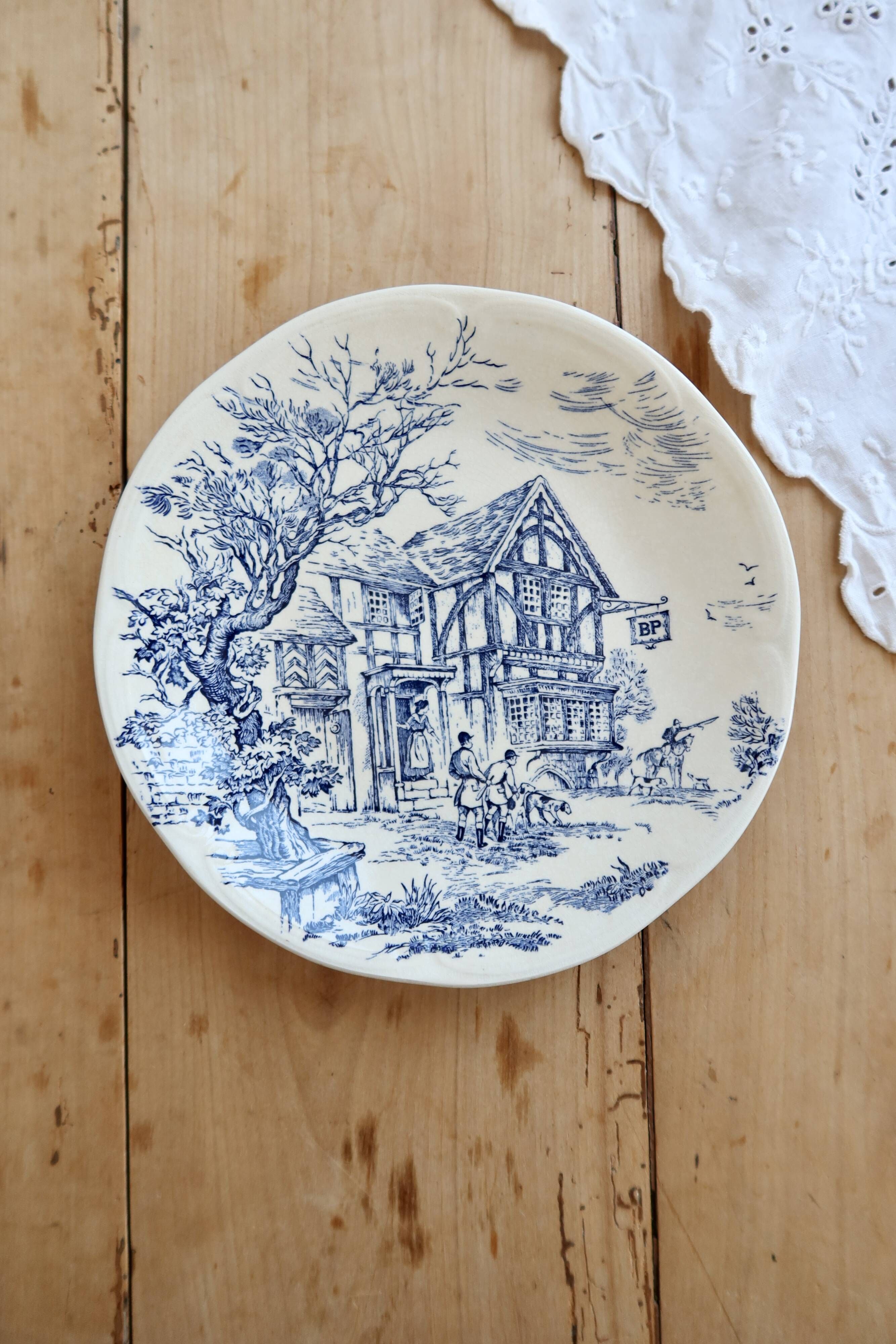 Vintage Gien plate – Ivory earthenware with romantic blue decoration