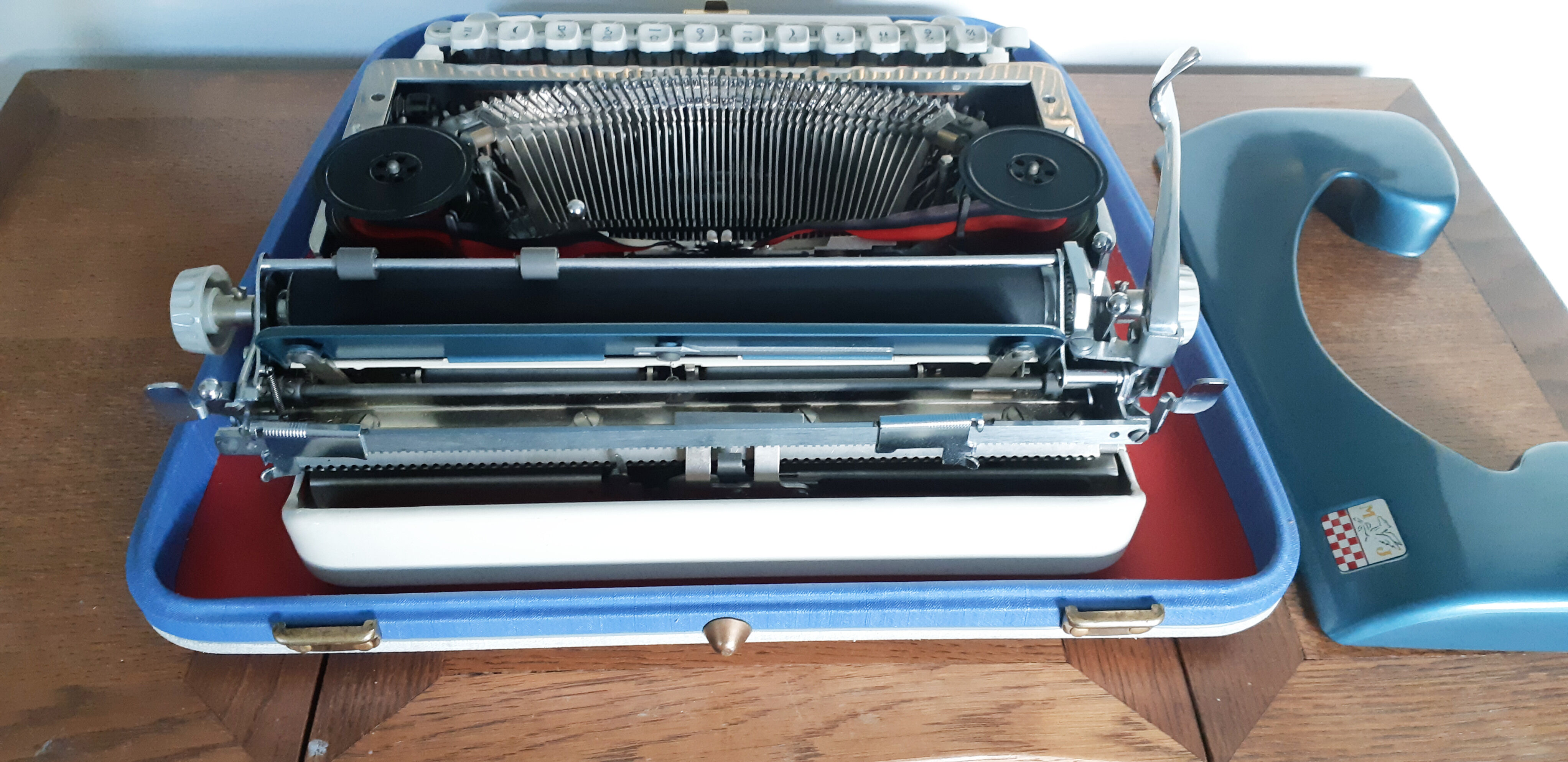 Functional blue typewriter