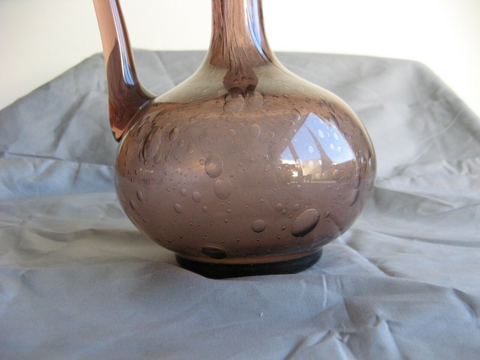 Carafe en verrerie de Biot de couleur violet mauve