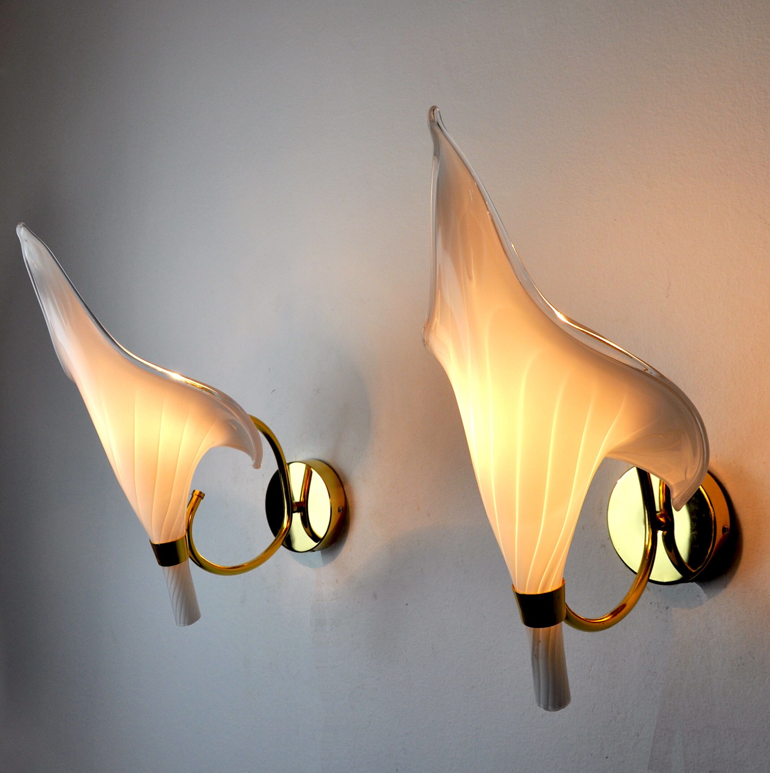 Pair of white fleur de lys sconces, murano glass, Italy, 1970