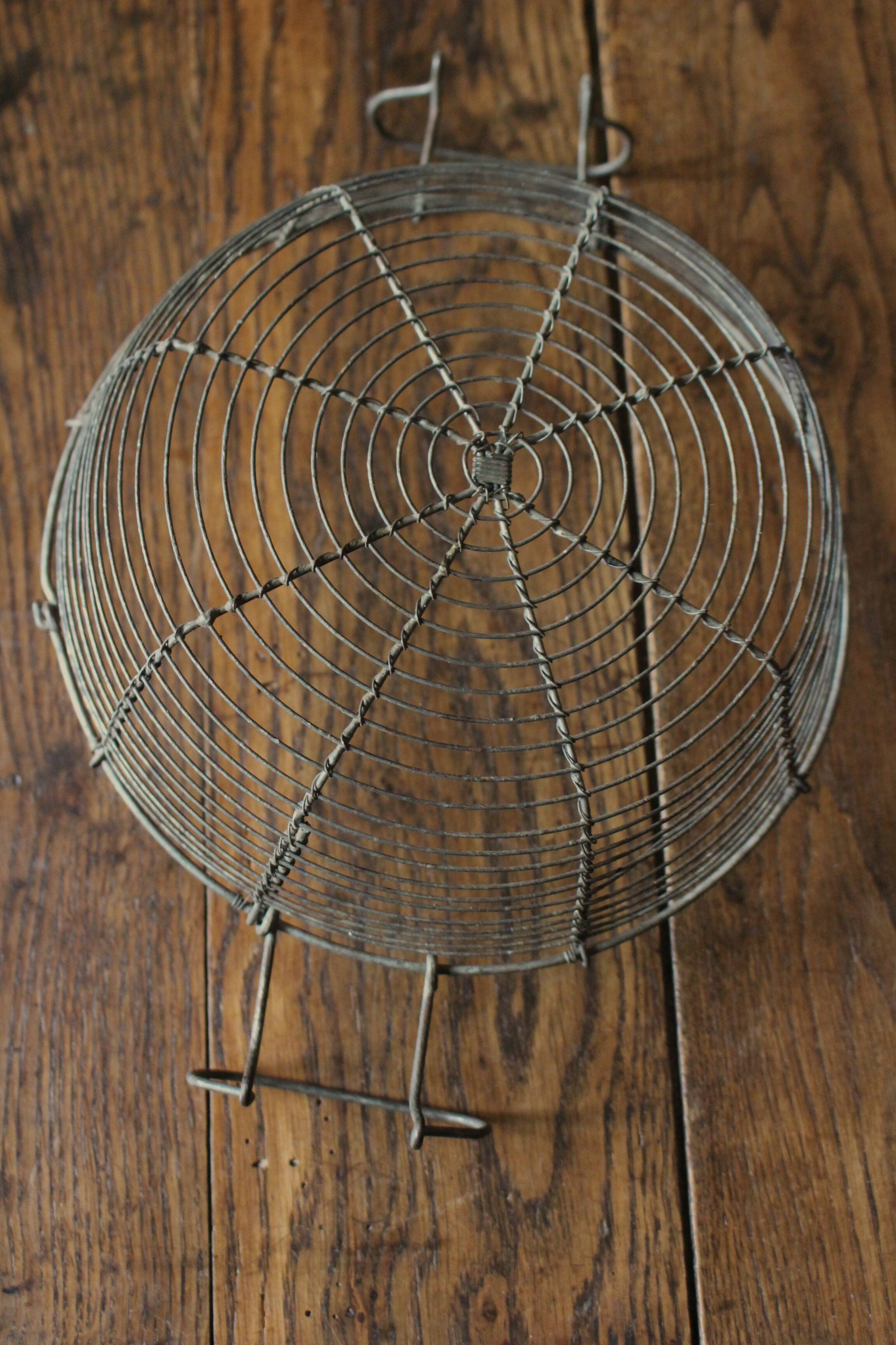 Wire fryer basket with diversion handle