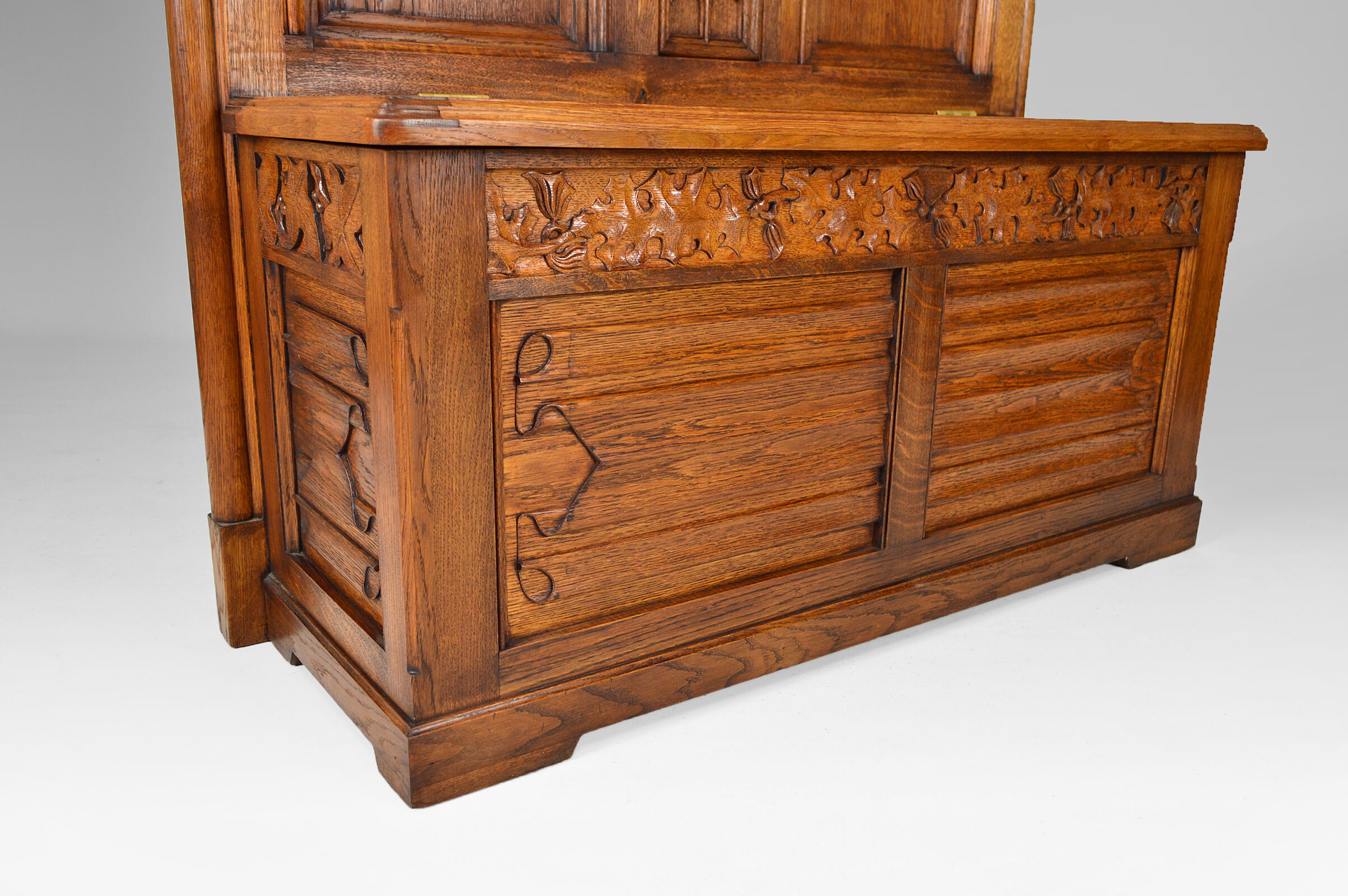 Banc coffre Gothique d'église en chêne sculpté, vers 1880