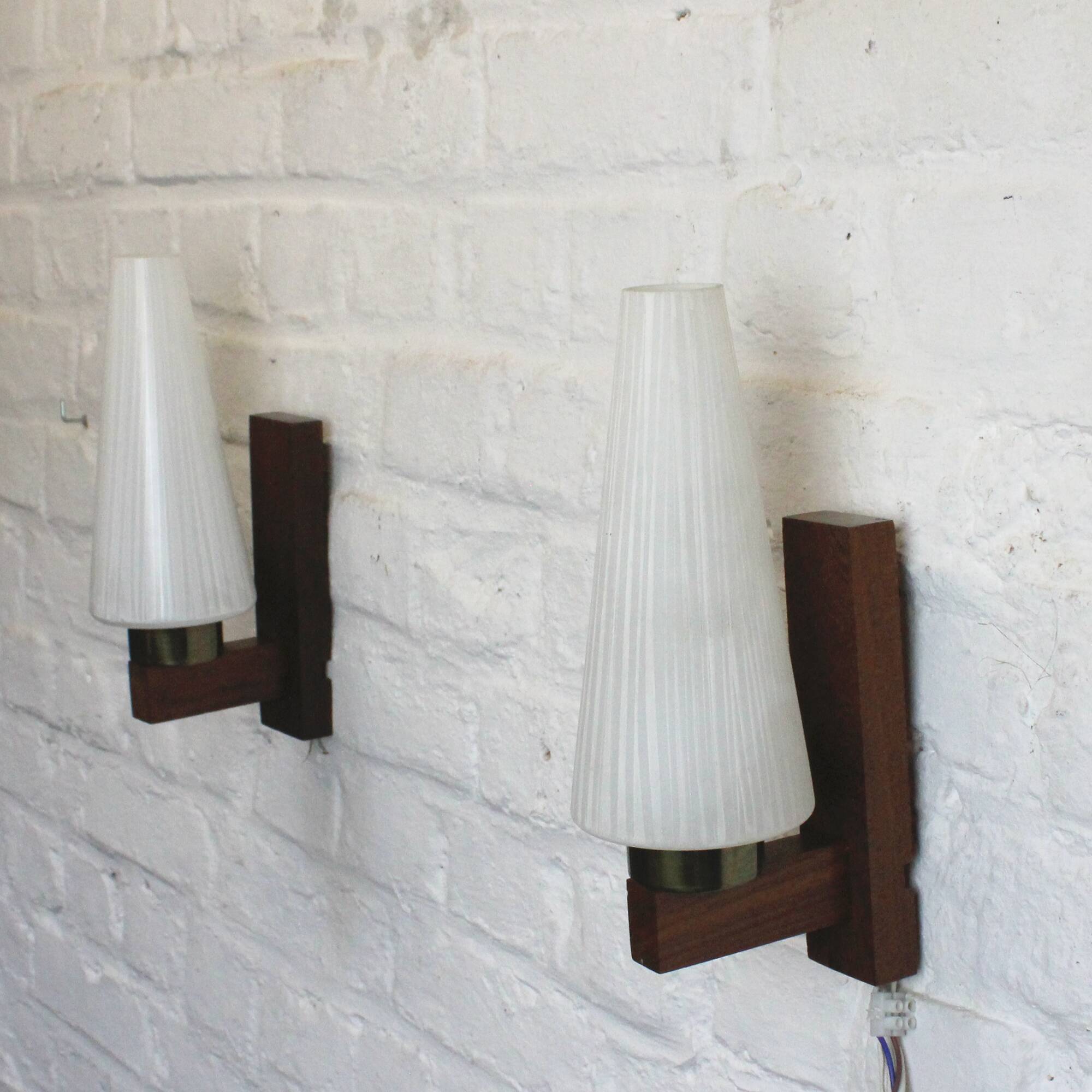 Paire d'appliques vintage teck et opaline style scandinave