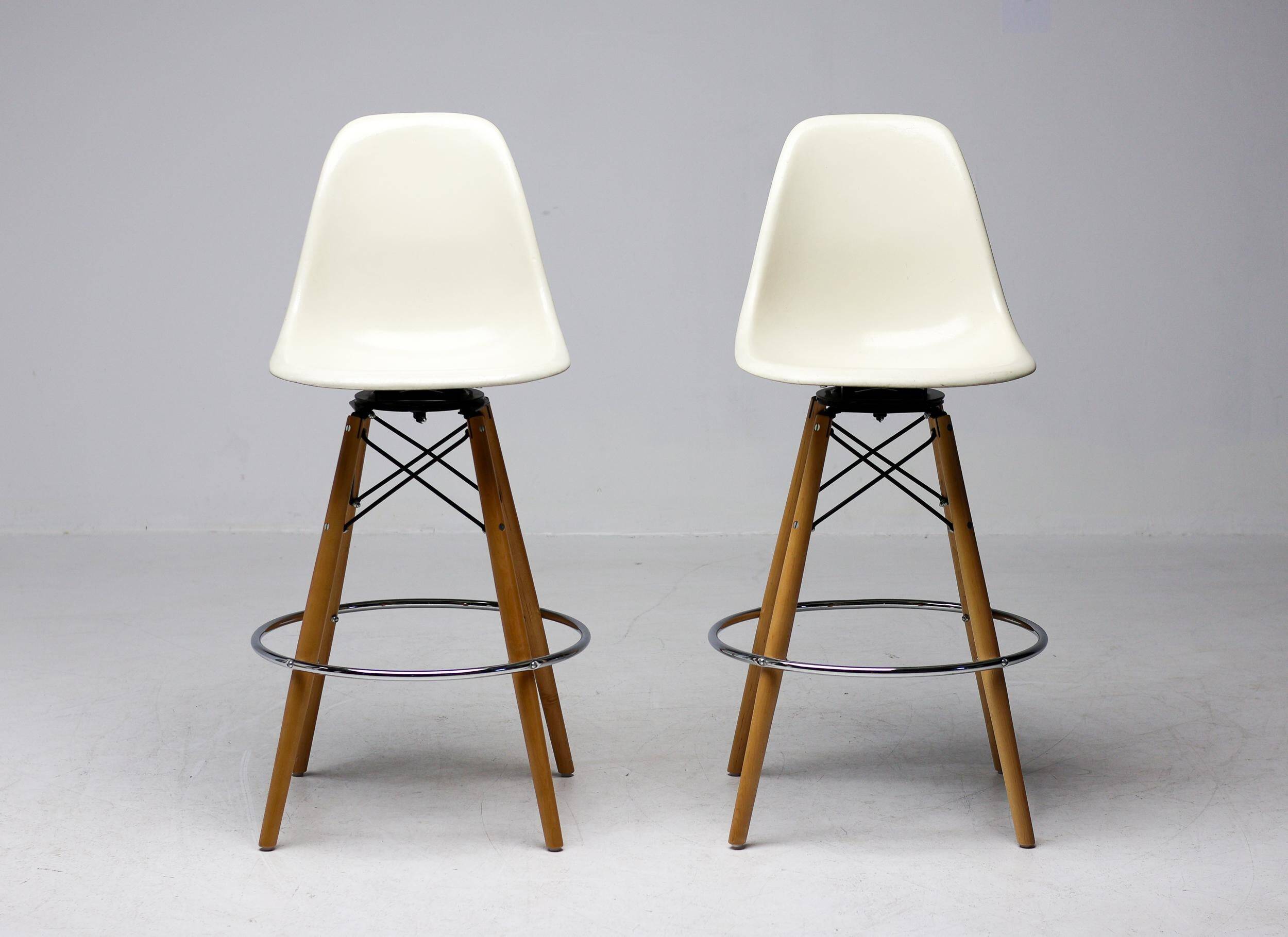 Ensemble de deux tabourets de bar Herman Miller Mid Century Modern Charles Eames "PSW".