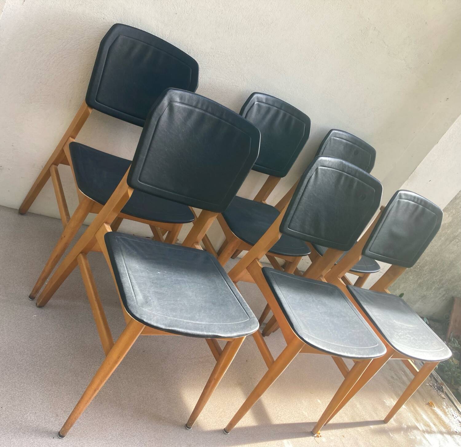 Set of 6 Scandinavian chairs in light wood and black faux leather