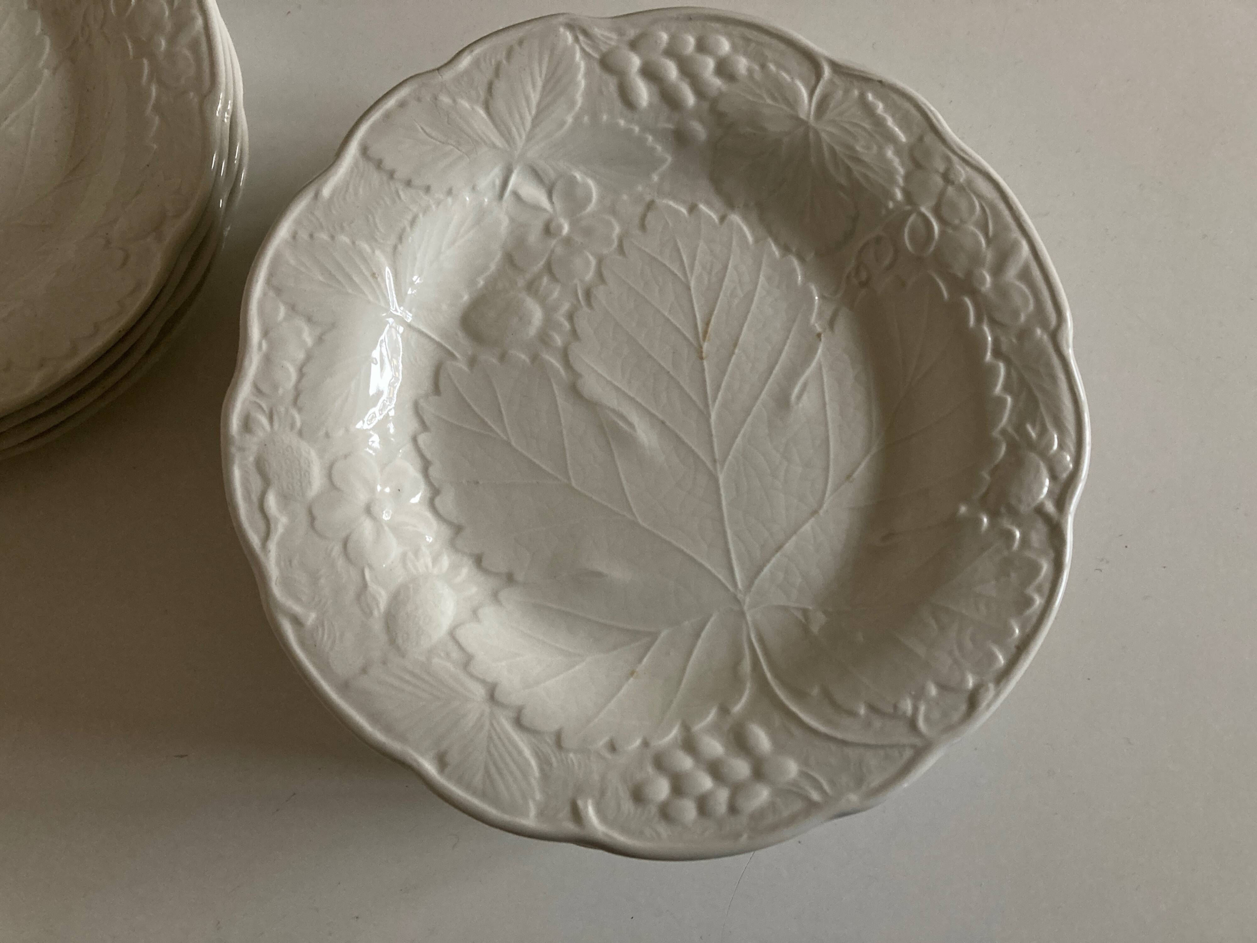 Set de 12 assiettes en faïence anglaise Burleigh Davenport relief Feuille de vigne et fraises