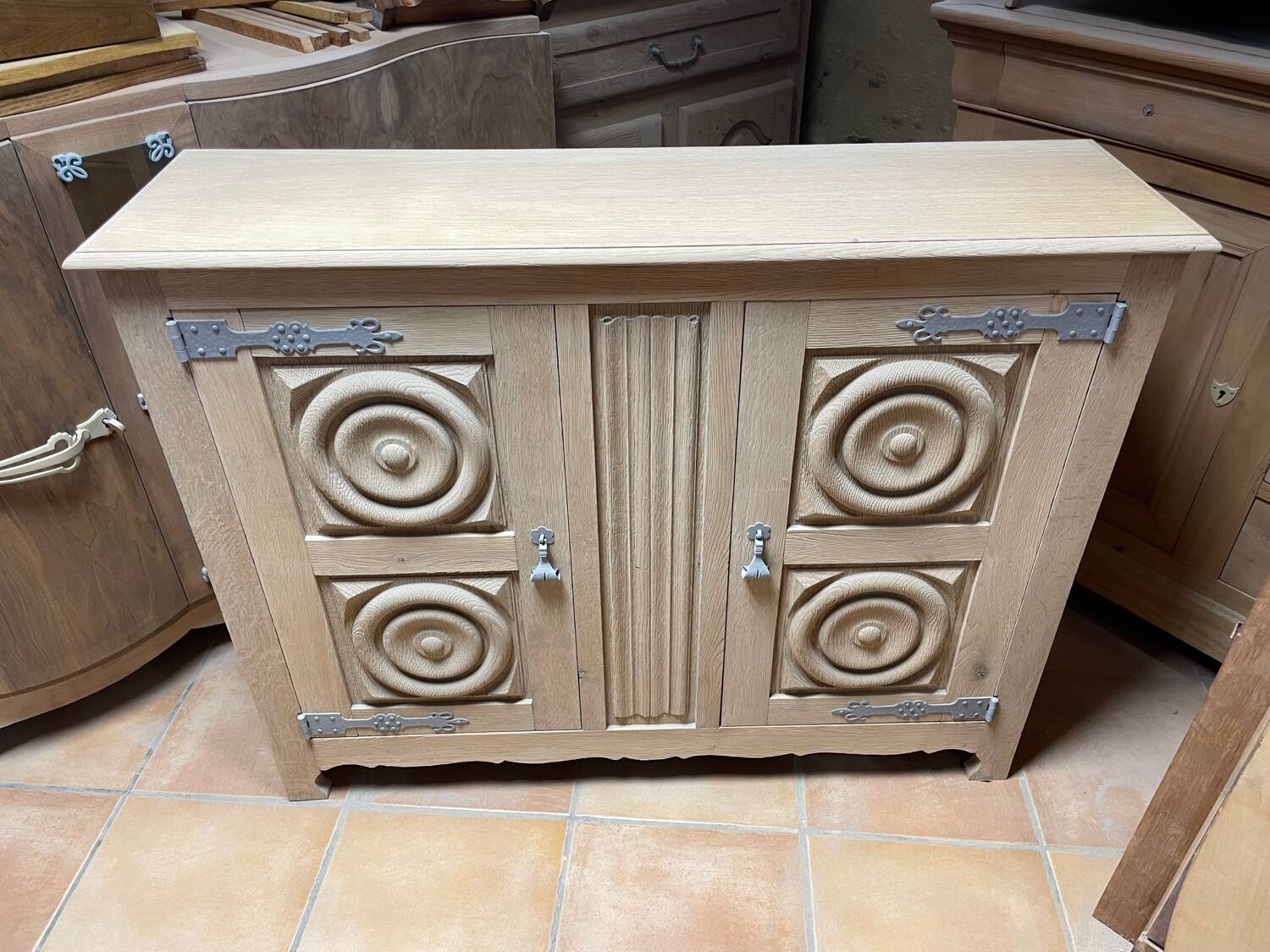 Low furniture in sanded/shot-blasted solid oak - Breton style