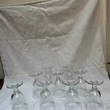 9 verres à pied transparents