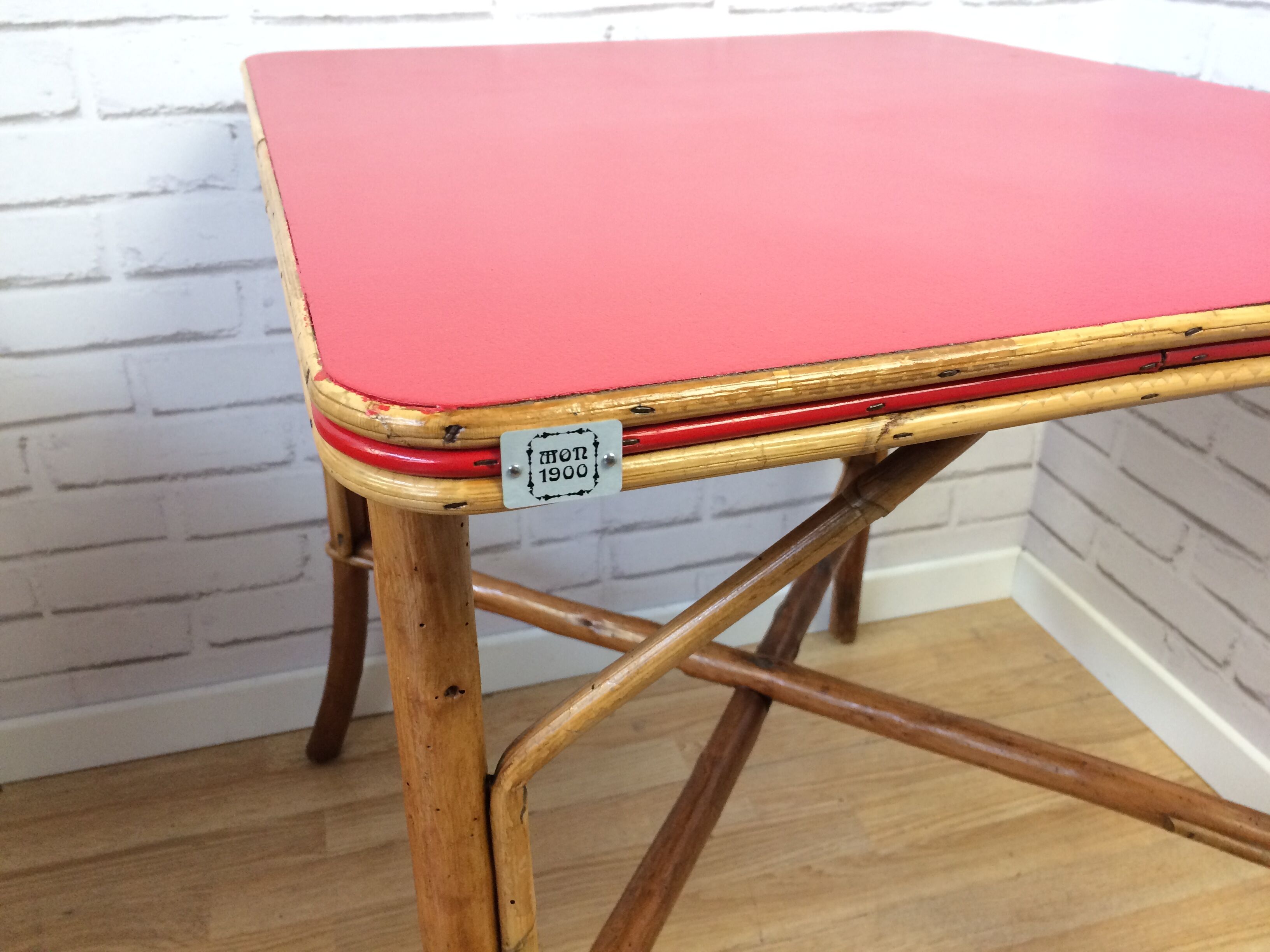 Rattan and scoubidou table