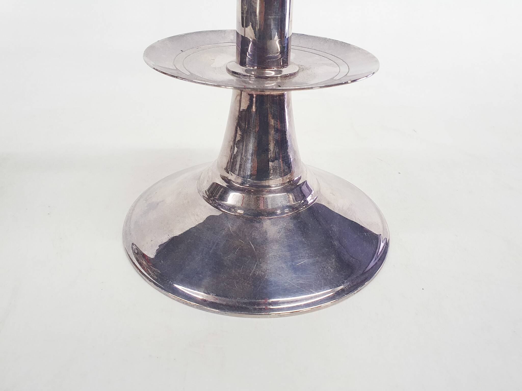 Ensemble de deux bougeoirs en argent, Angleterre, années 1670