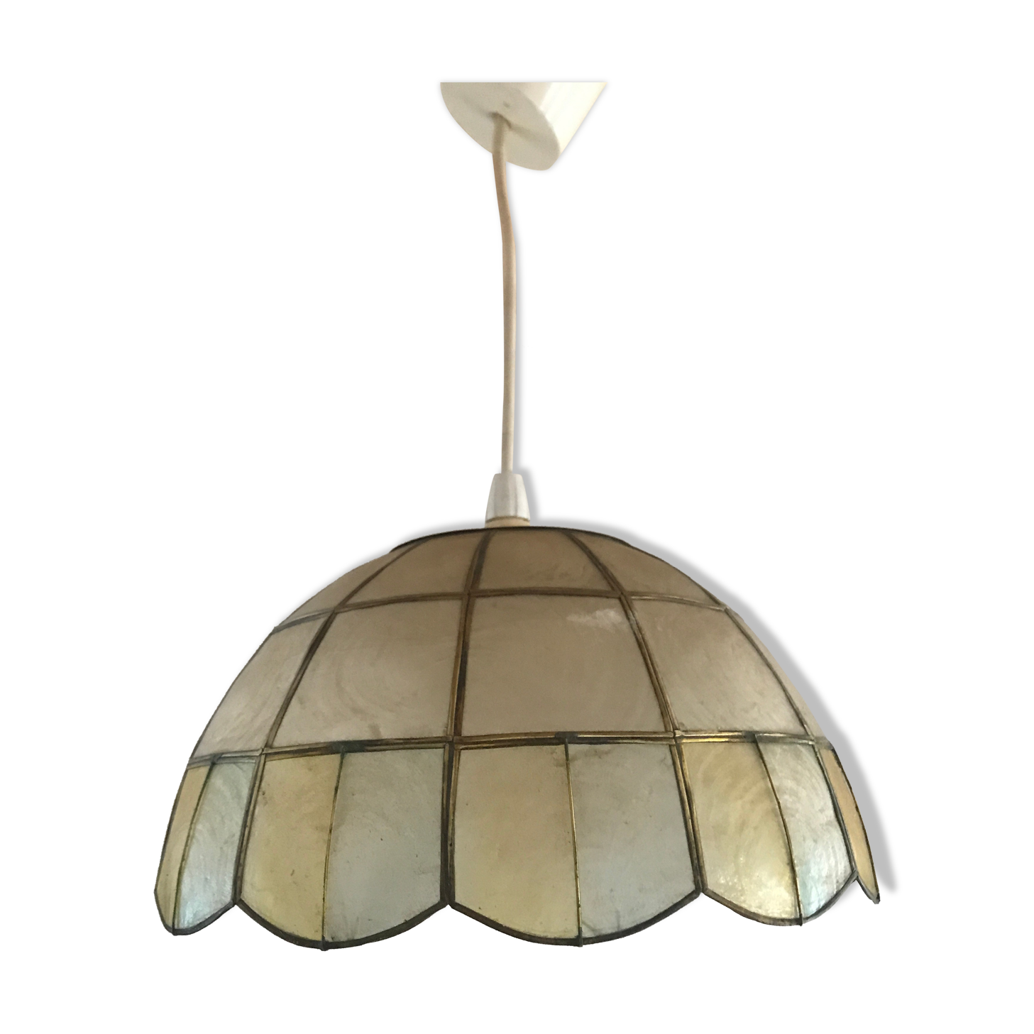 Mother-of-pearl pendant lamp