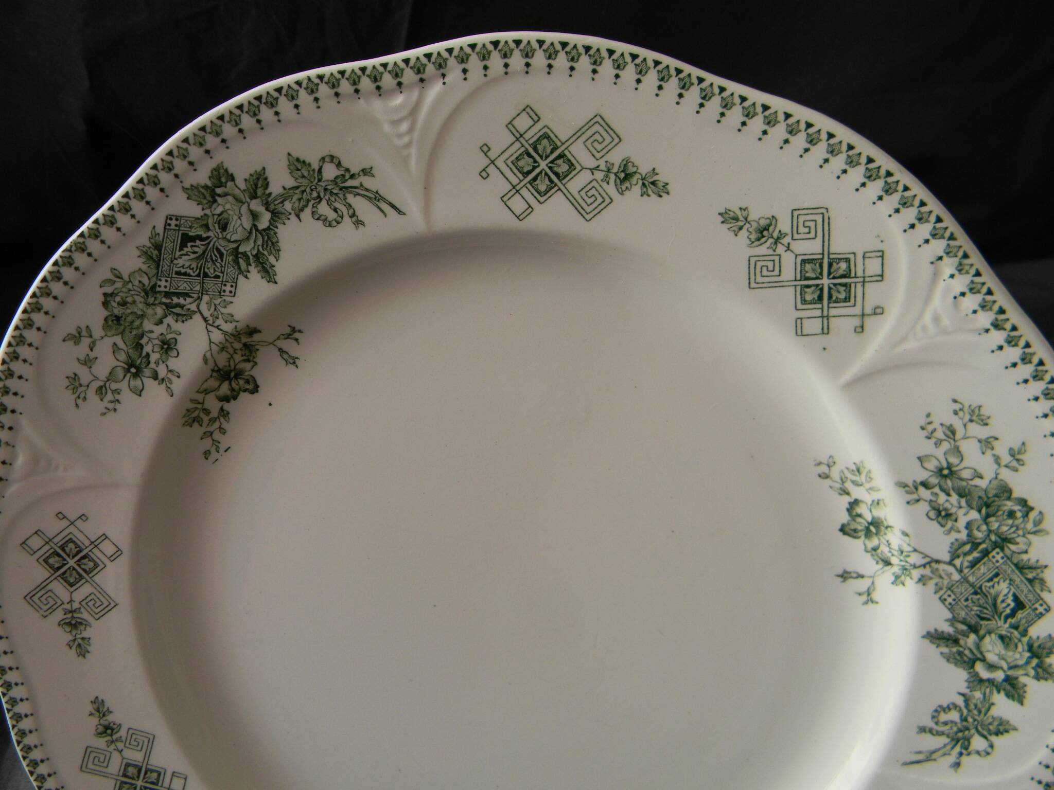 Set of 6 BOCH LA LOUVIERE earthenware dinner plates. Duchesse pattern.