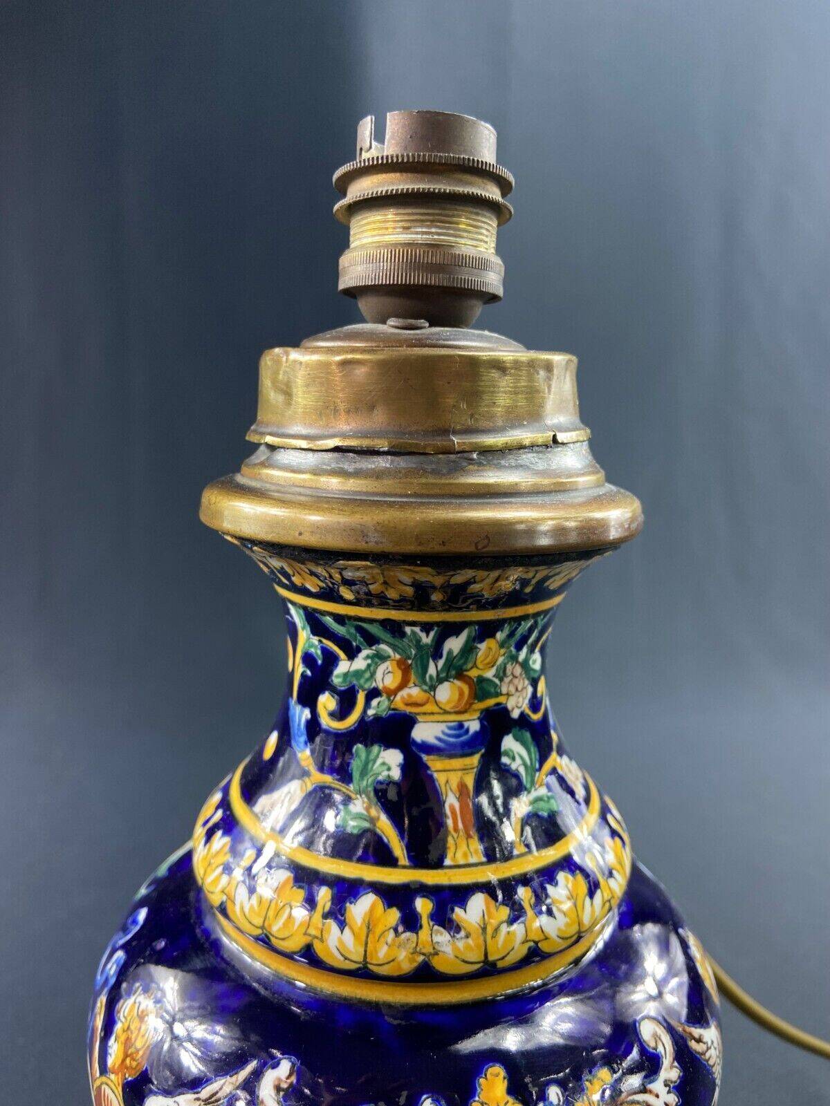 Lampe à pétrole de forme violonée en faïence de Gien XIXe décor Renaissance