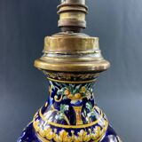 Lampe à pétrole de forme violonée en faïence de Gien XIXe décor Renaissance