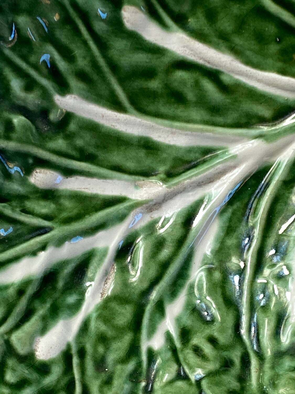 Cabbage leaf serving dish in majolica