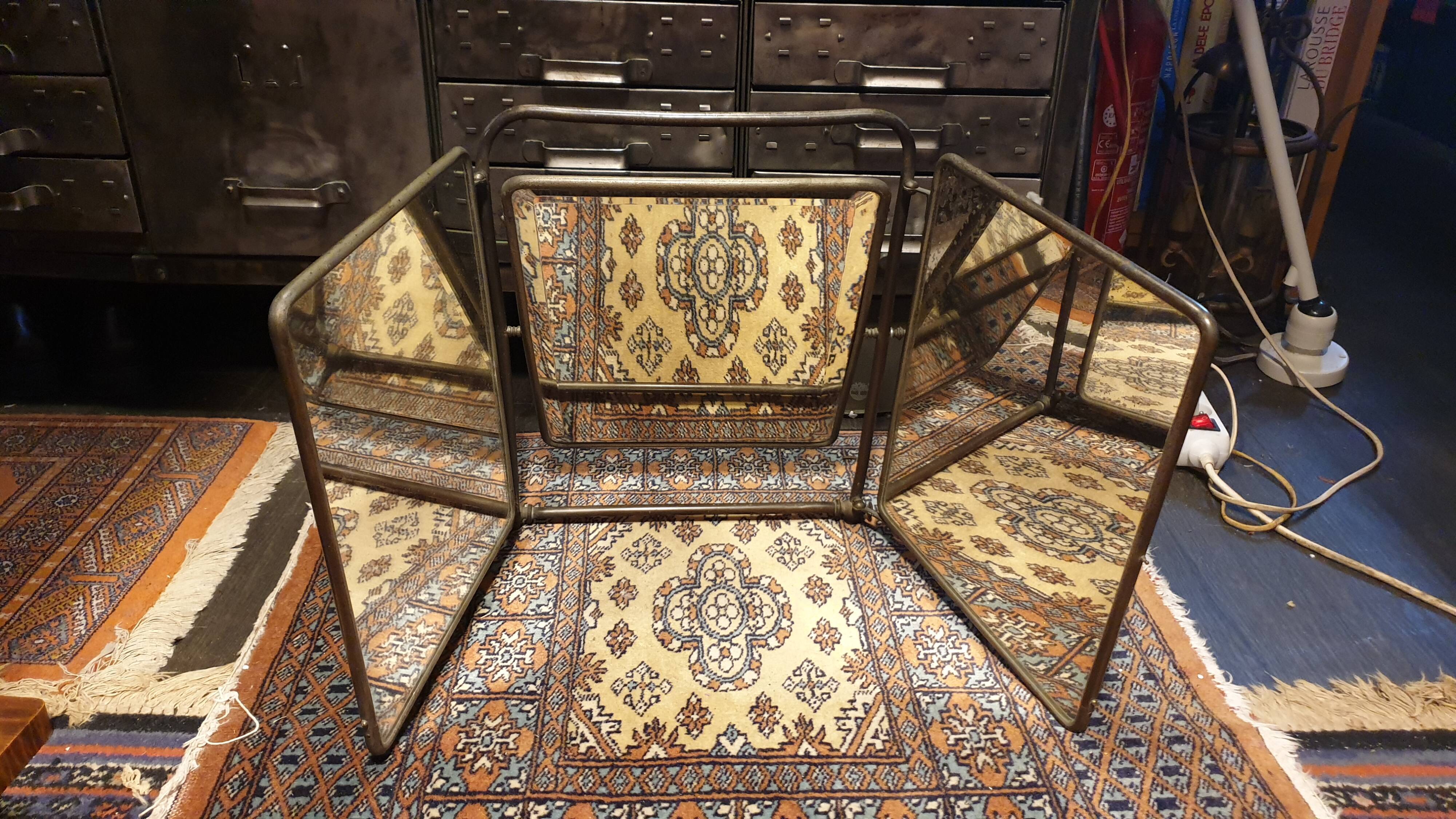 Hairdresser's mirror