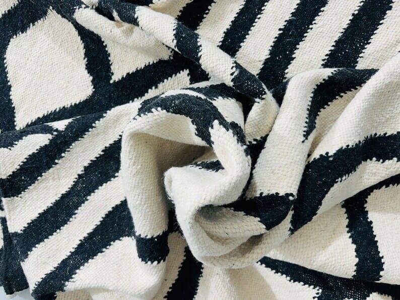 Handmade black and white traditional Moroccan kilim rug size 150x250.