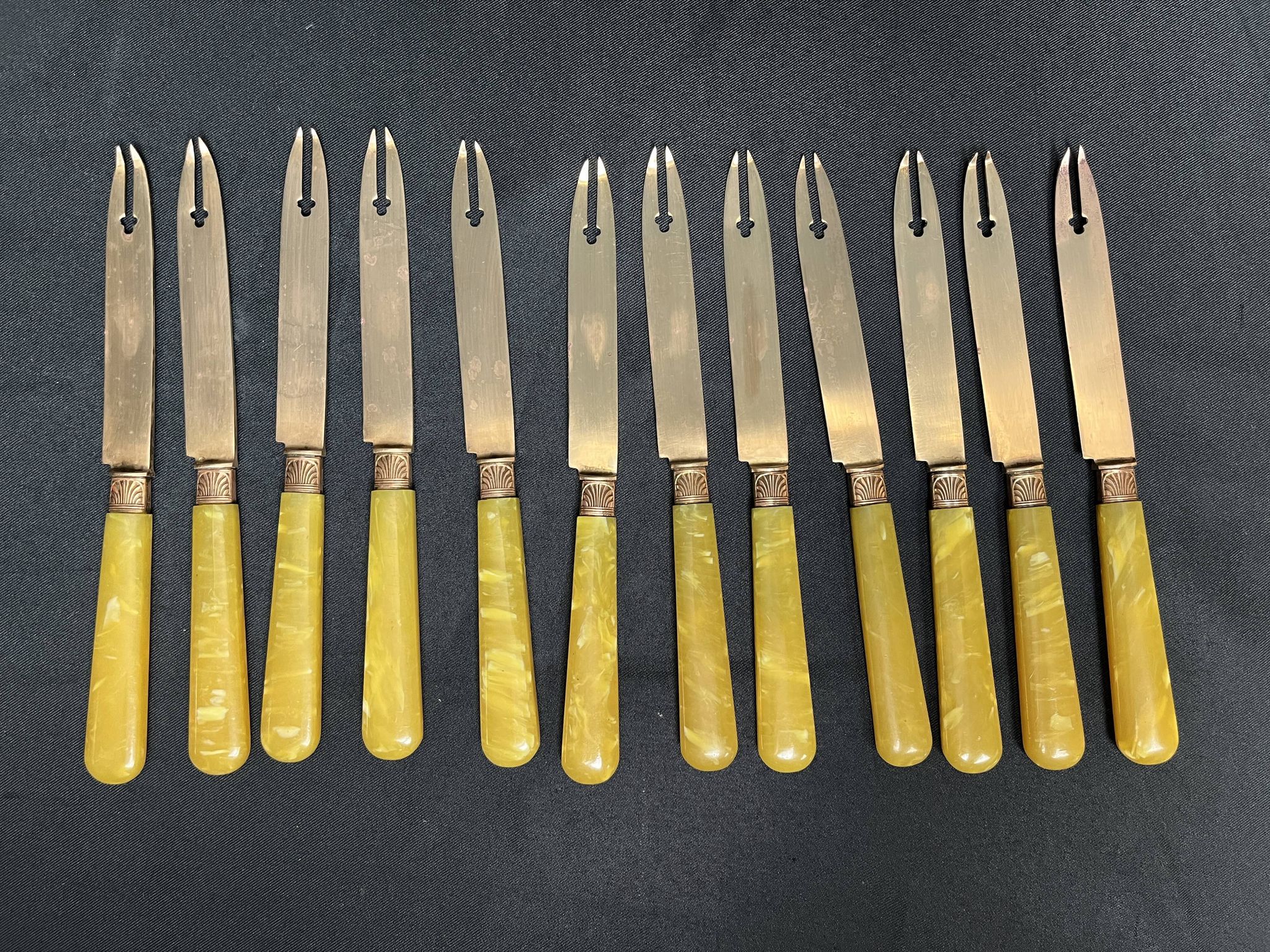 Arts de la table, écrin 12 couteaux à fruit vermeil et galalithe début XXXè