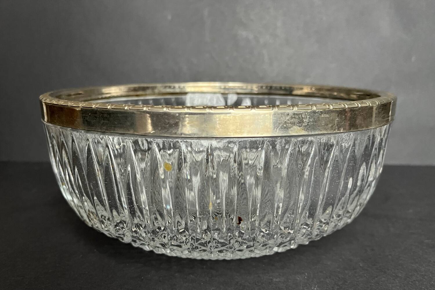 Coupe ou saladier en verre taillé
