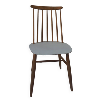 Chaise design scandinave vintage, assise patinée gris perle.