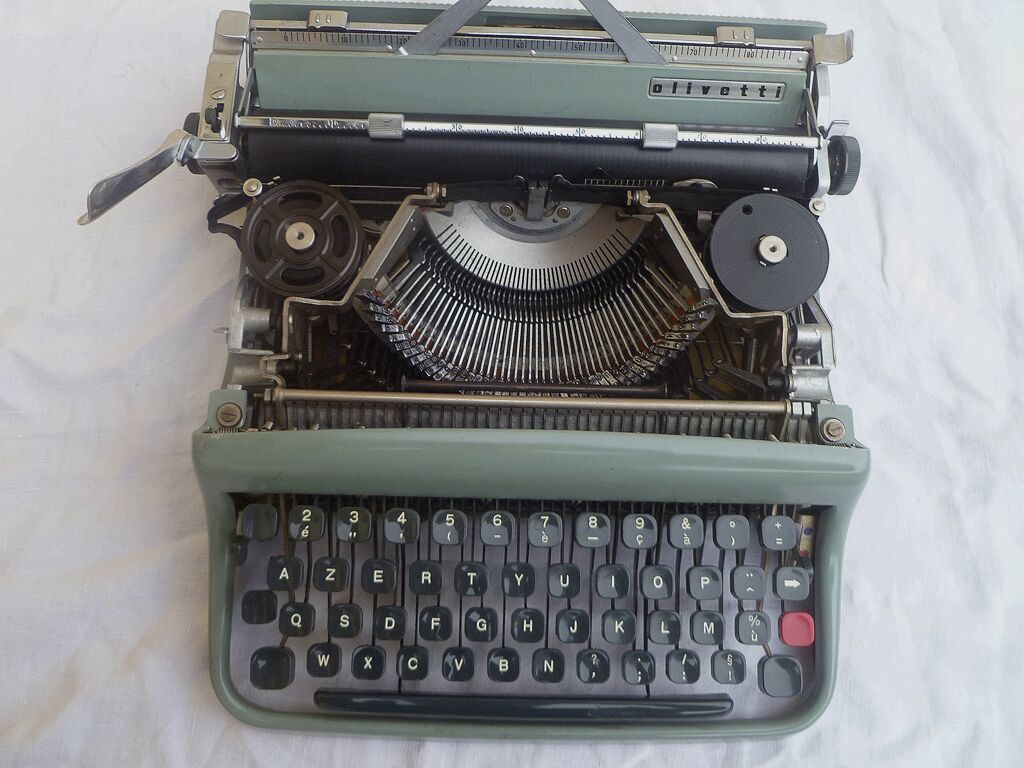 Typewriter Olivetti Lettera 22