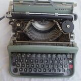 Typewriter Olivetti Lettera 22