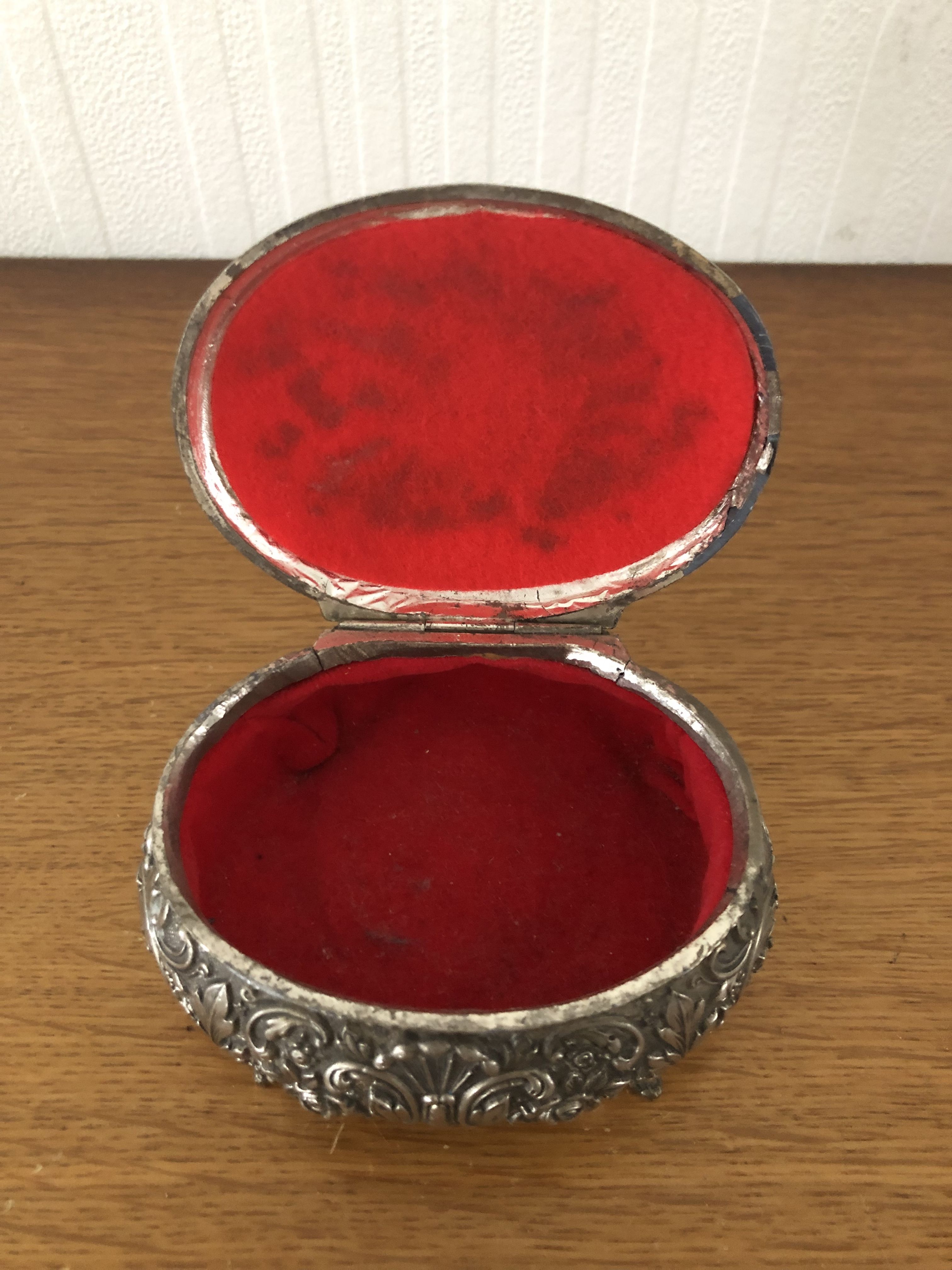 Metal jewelry box inside felt red floral decorations