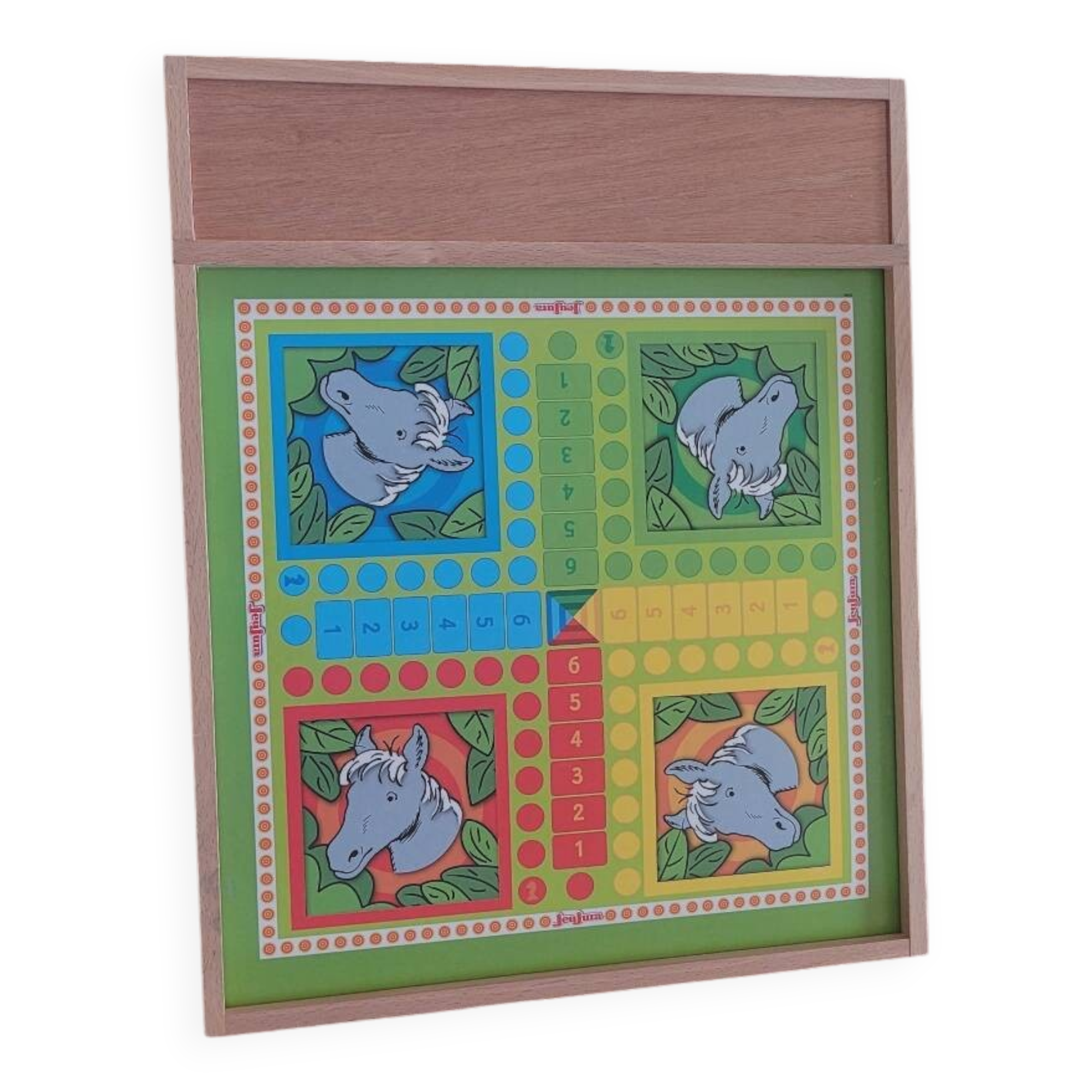 Game of the eye and little wooden horses