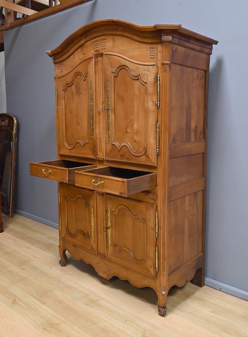 4-door cherry wood cabinet, regional work, Louis XV style – first part of the 19th century