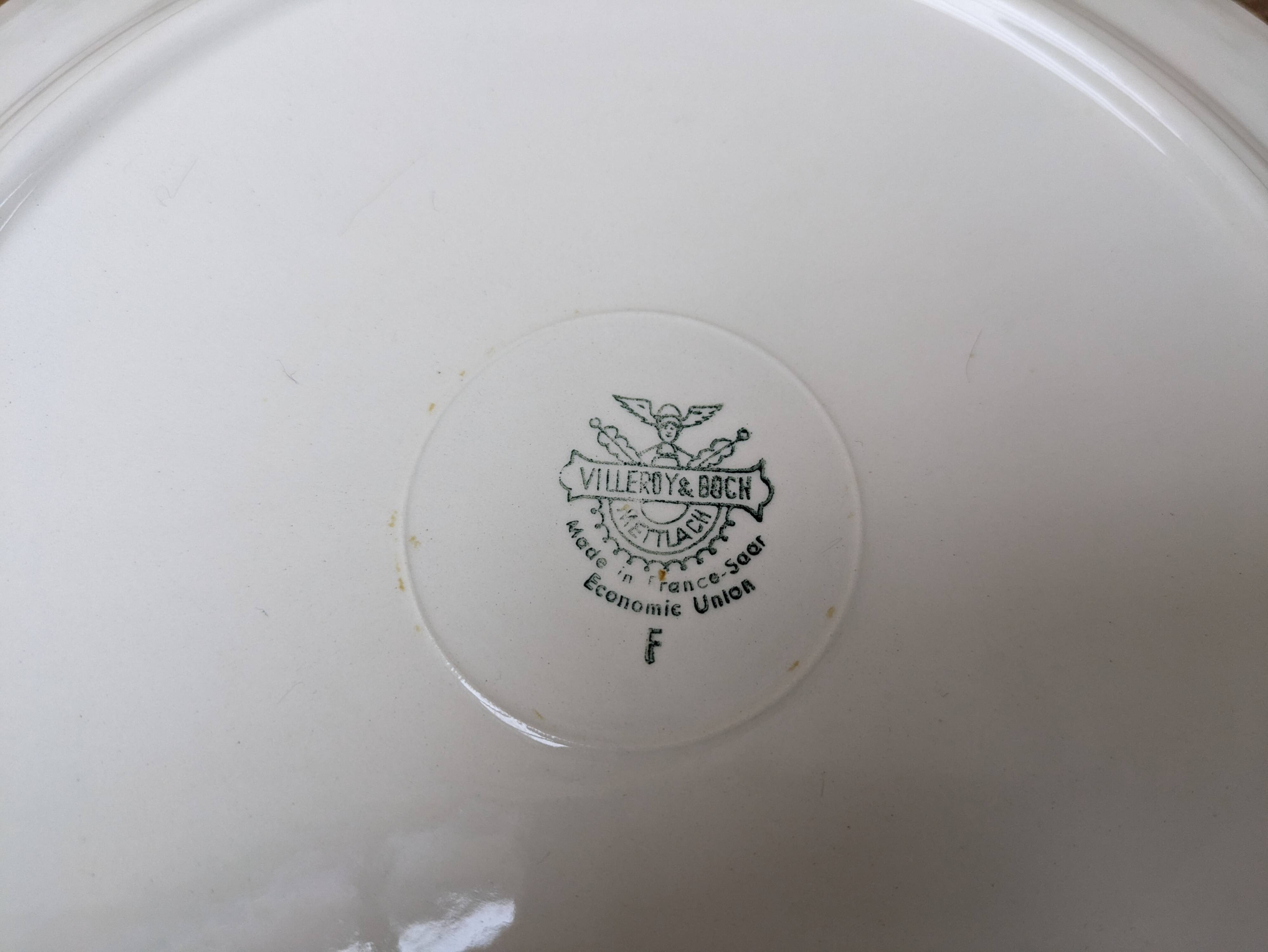 Villeroy & Boch large round plate in beige with gold trim