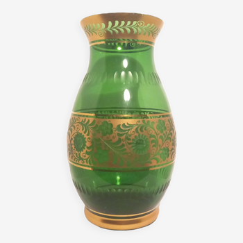 Vase en verre vert émeraude avec décor floral doré et détails taillés