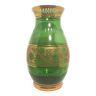 Vase en verre vert émeraude avec décor floral doré et détails taillés