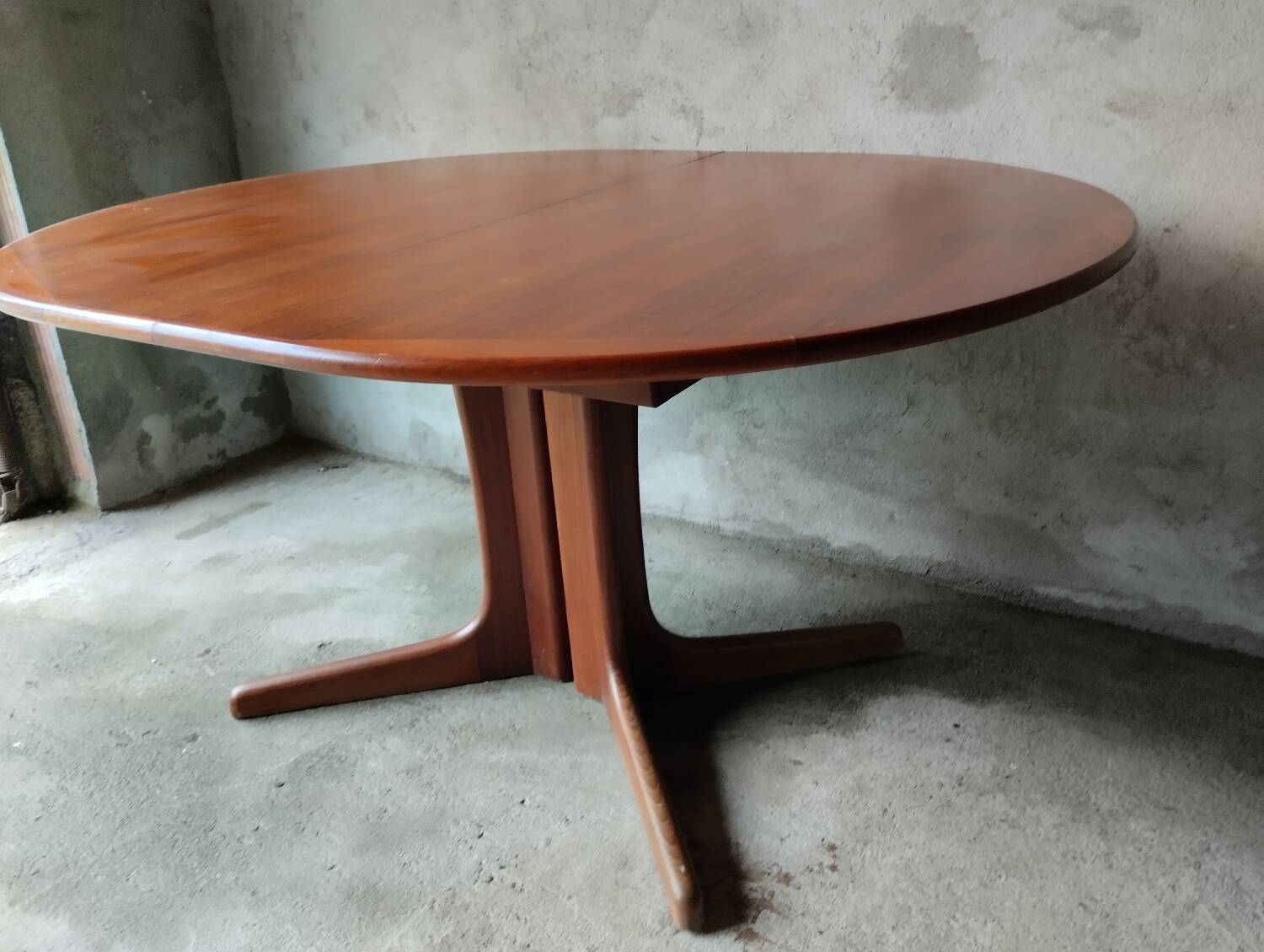 Extendable dining table