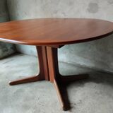 Extendable dining table