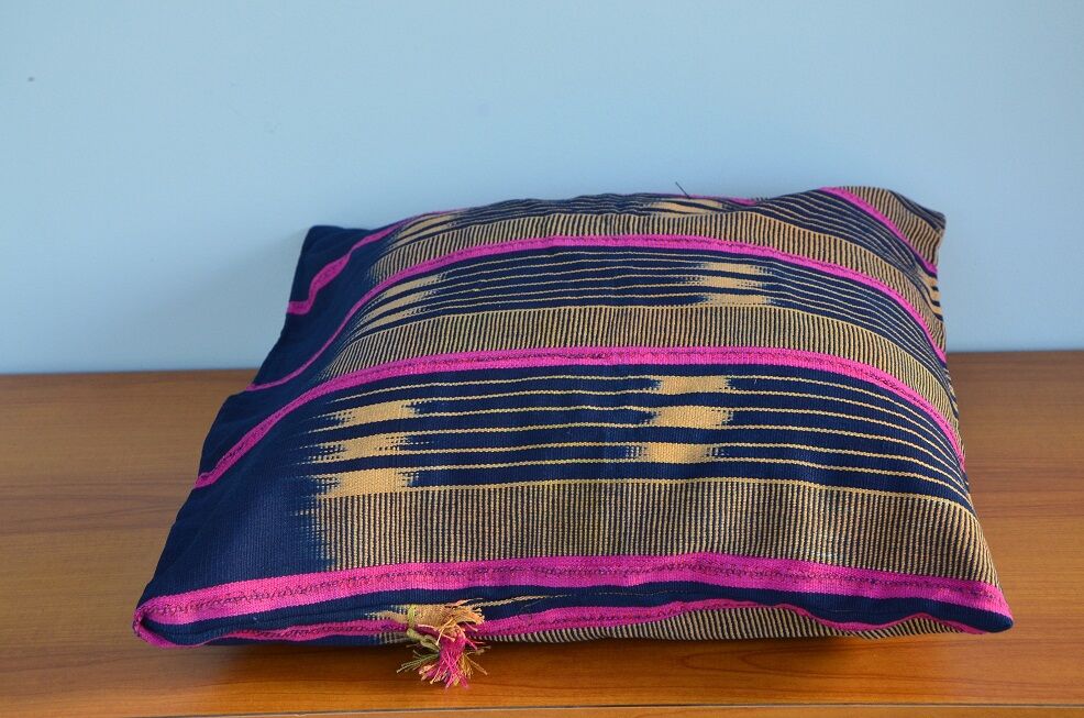 Housse de coussin en tissu baoulé rose