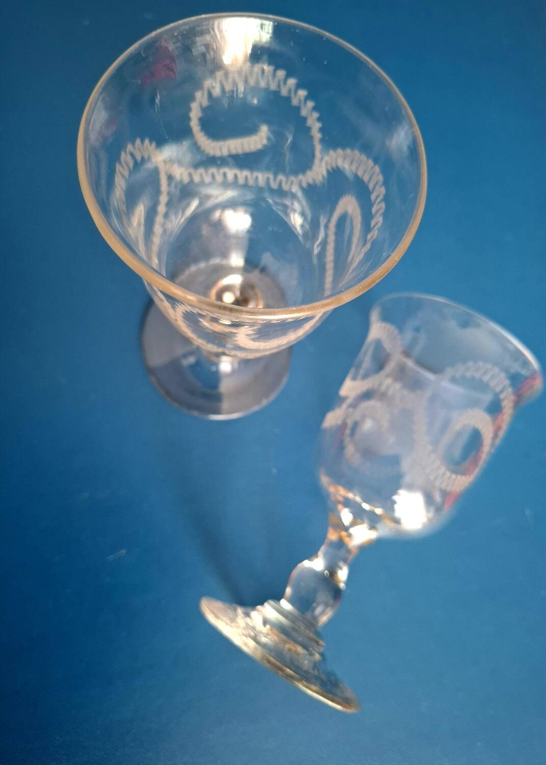 2 verres à pied soufflés gravés décor de guirlandes XIX e