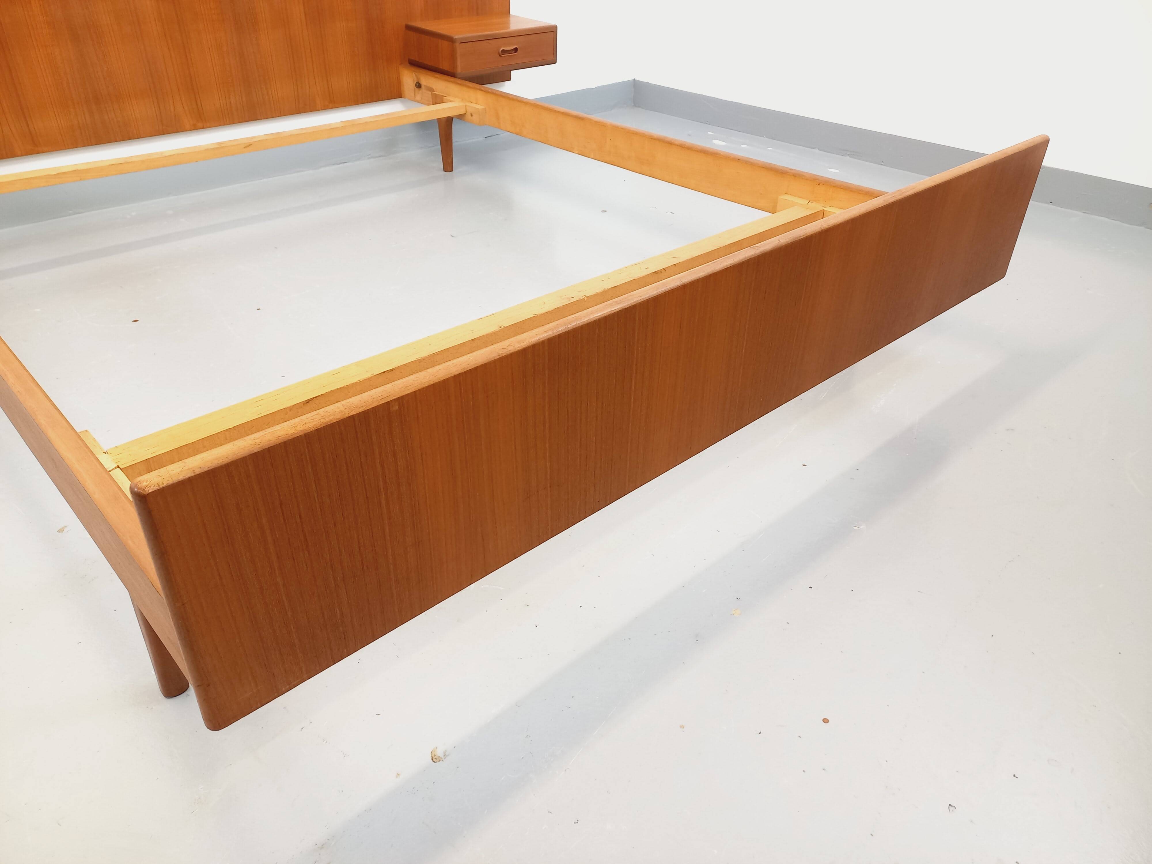 Lit double vintage scandinave en teck des années 60 avec chevets intégrés
