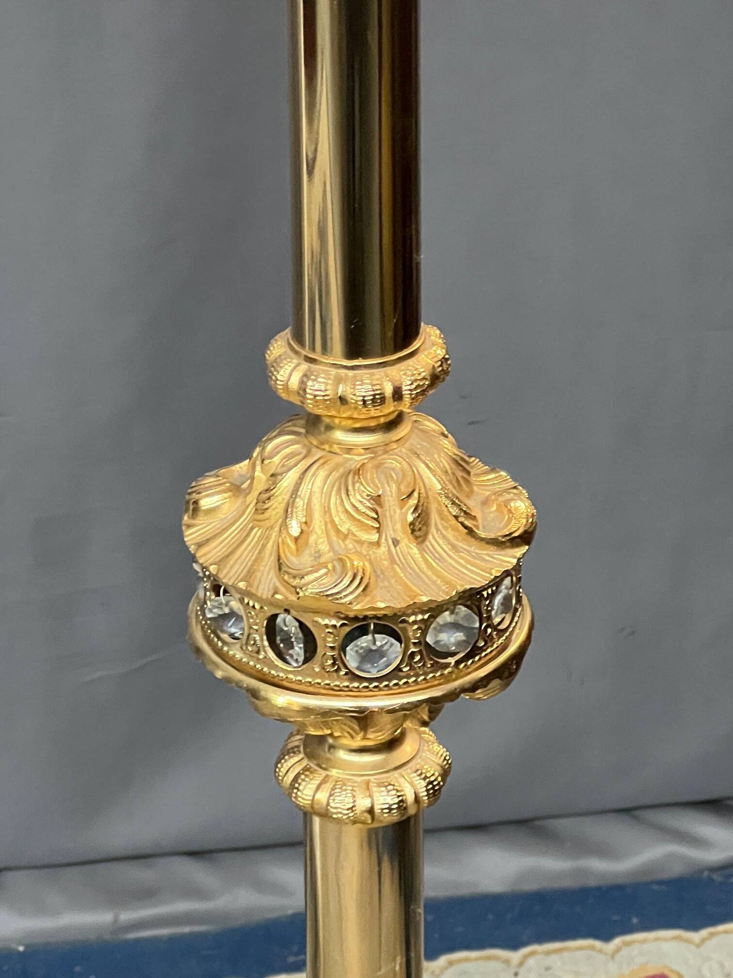 Baroque-style floor lamp in solid gilded bronze decorated with crystal pendants.