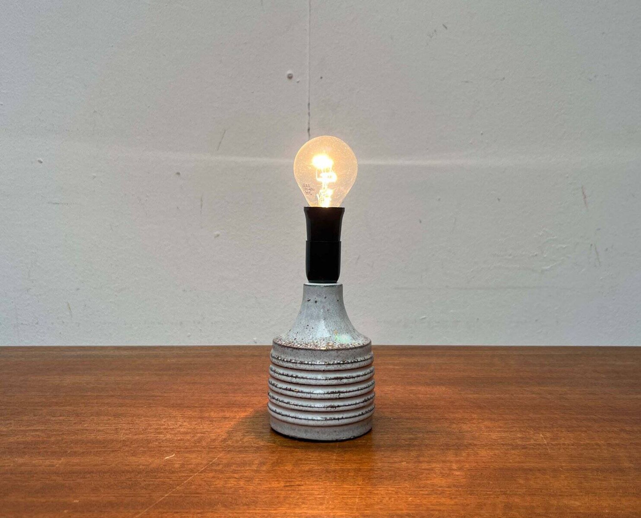 Mid-century modern studio pottery table lamp by Axella, 1960s.